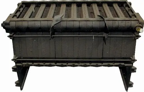 Gussgliederblock von Wolf, geteilt, mit mehreren Lamellen und einem Ansatz zur Verbindung, in schwarzer Farbe, auf stabilen Füßen montiert.